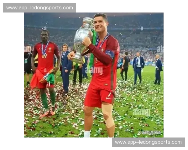 宿命对决：当C罗遇上莱万，欧洲杯葡波之战不只是足球，更是时代的谢幕与新生